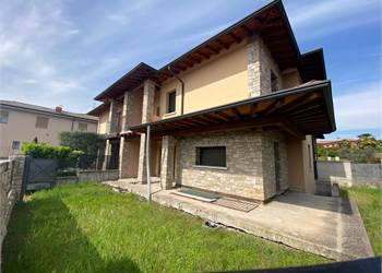 Villetta a schiera di testa al rustico! 